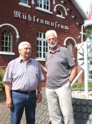 Kurt Altena und Gundolf Scheweling vor dem Mühlenmuseum