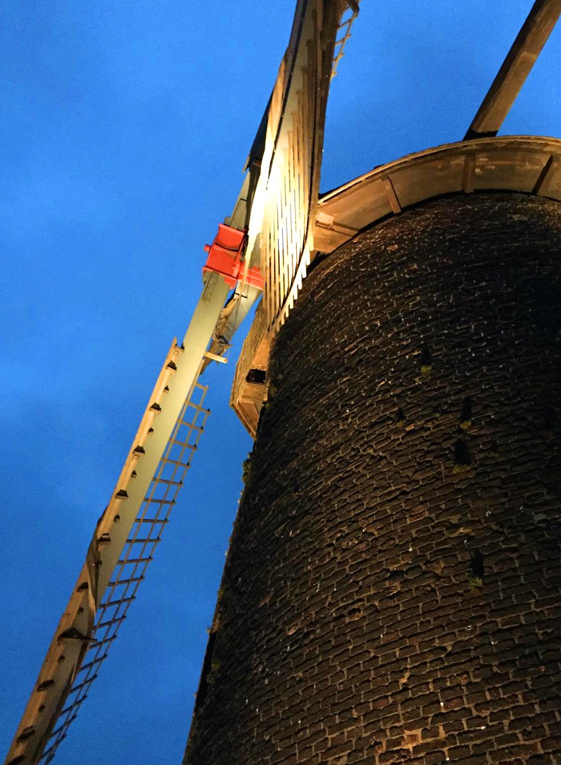 die Windmühle mit neuem Strahlerlicht am Sommerabend