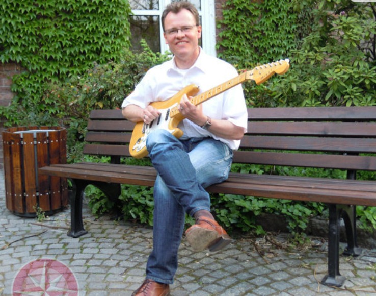 Michael Heidinger mit Gitarre