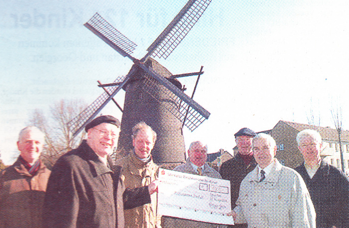 Willi Grube und der Mhlenvorstand vor der Windmhle